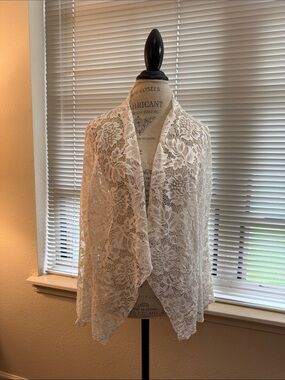 The Pyramid Collection Cream Lace Shrug